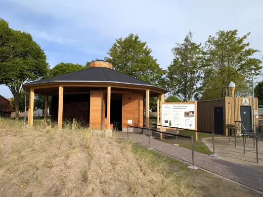 Salzhaltige Luft einatmen im Gradierwerk 