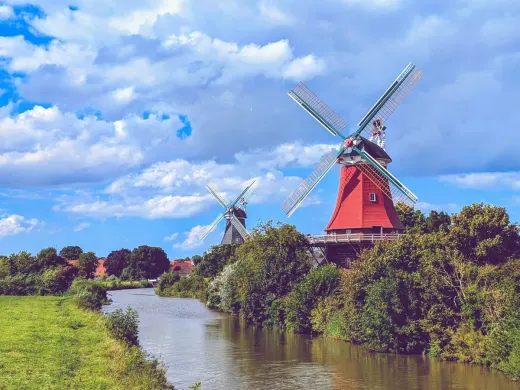 Zwillingsmühlen am Ortseingang von Greetsiel