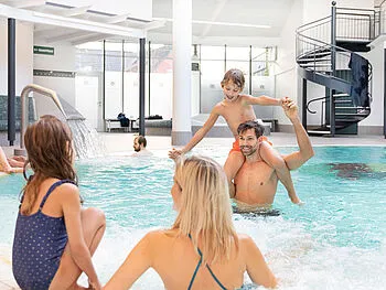 Schwimmbad mit Saunalandschaft